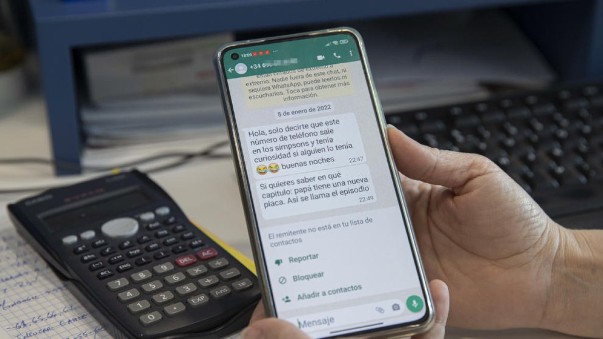 La empleada y responsable de la línea de teléfono de la empresa de telecomunicaciones InnaTic, Alicia Manzanares, muestra un mensaje de WhatsApp que le han enviado al número de la empresa, que es el mismo número de teléfono que aparece en un capítulo de