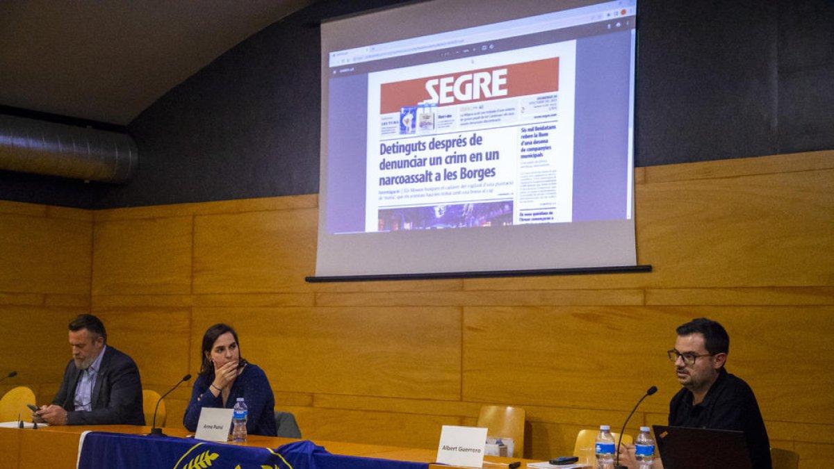 Jordi Fadurdo (IPA) y los periodistas Anna Punsí y Albert Guerrero analizaron casos recientes en Lleida.