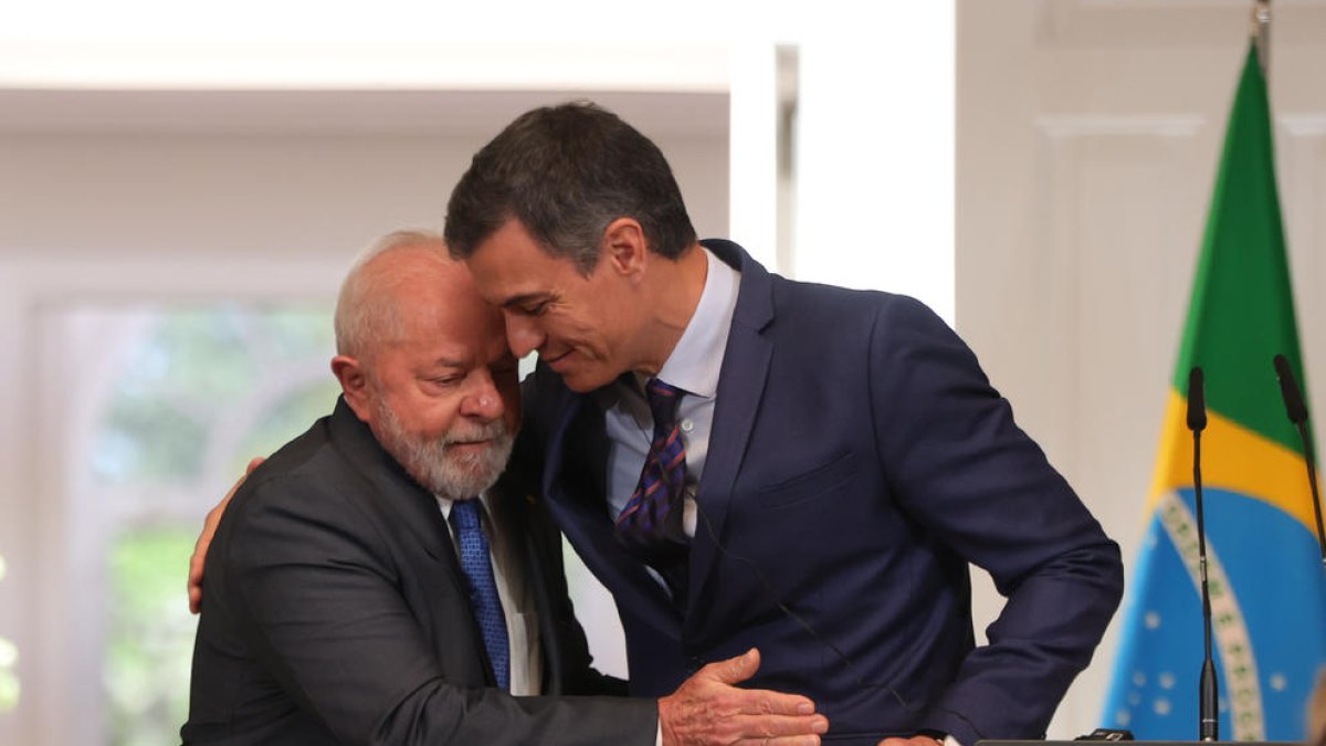 El presidente de Brasil, Luis Inácio Lula da Silva, abraza a Pedro Sánchez en el Palacio de la Moncloa.