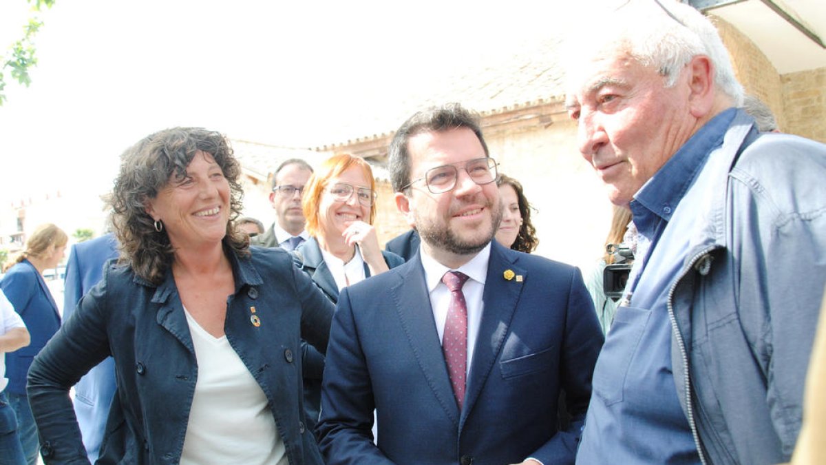 El presidente de la Generalitat, entre la consellera Jordà y el presidente del Canal d’Urgell, Amadeu Ros, ayer en Mollerussa.