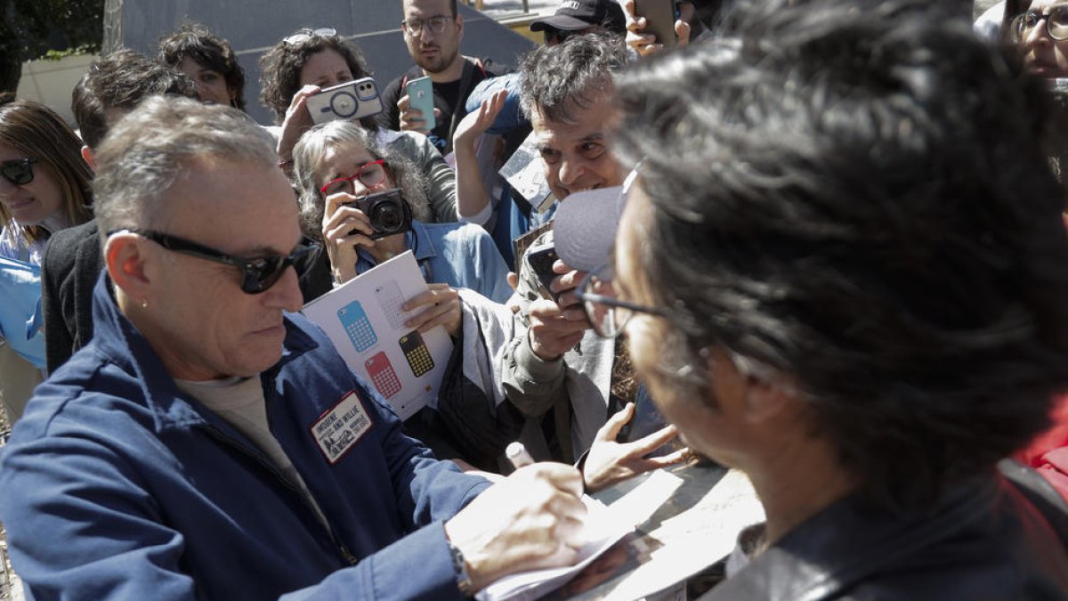 Bruce Springsteen ayer en la puerta del hotel, donde salió a firmar autógrafos a sus fans.