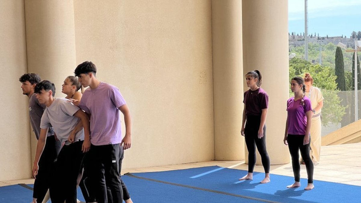 Alumnes de l’Inefc Lleida ahir durant la performance.