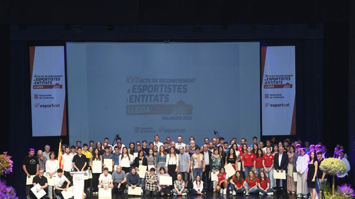 Foto de família dels esportistes i representants d’equips i de clubs que van ser premiats ahir per Generalitat a Balaguer.
