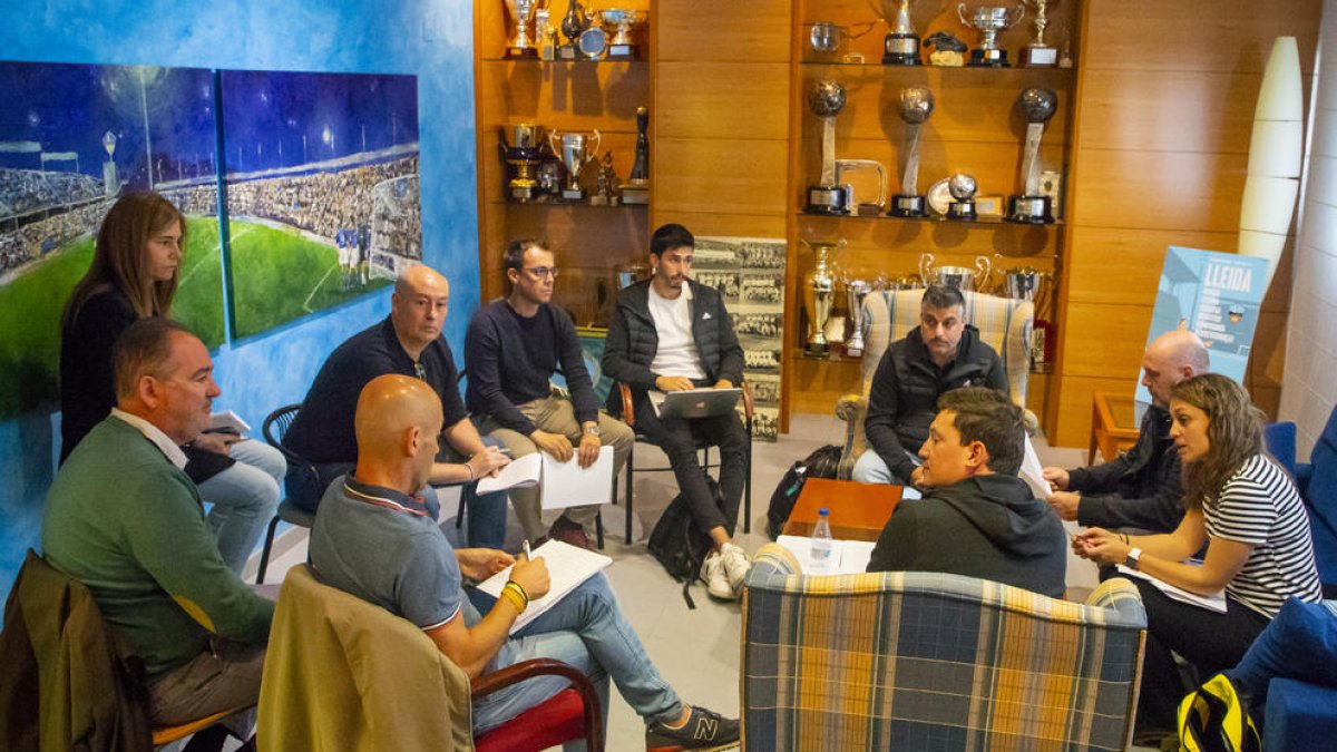 Un momento de la reunión técnica con la FCF, Paeria y Lleida Esportiu, ayer en el Camp d’Esports.