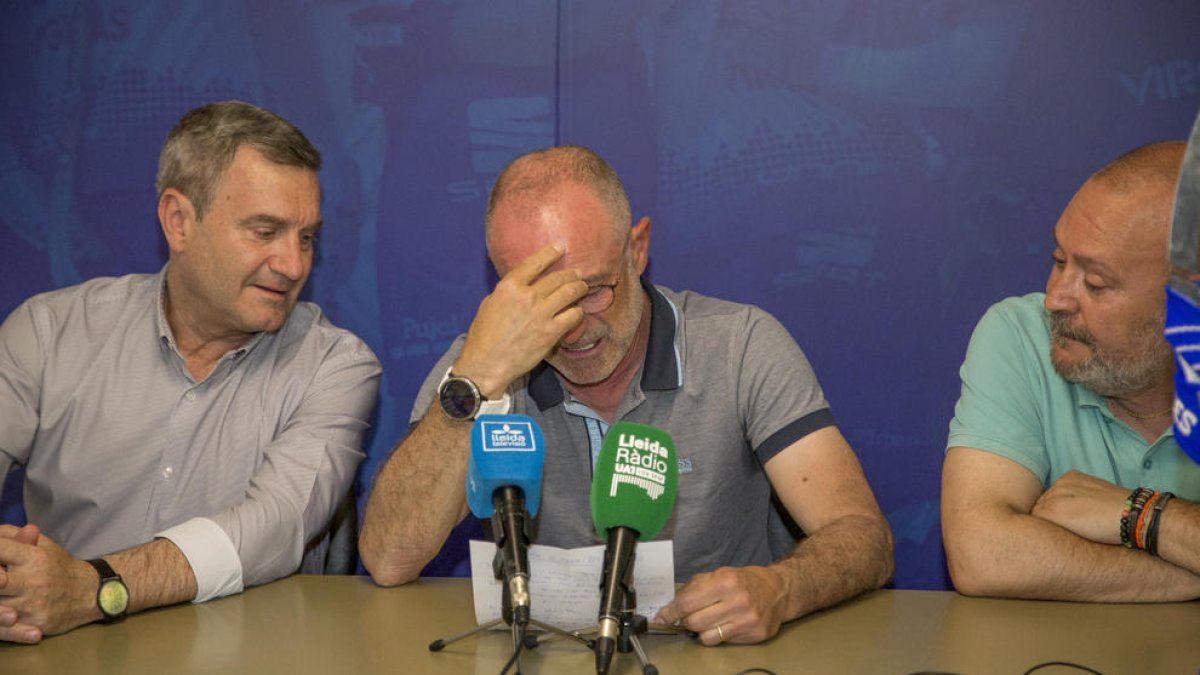 Enric Duch i Albert Folguera, en una emocionada abraçada.