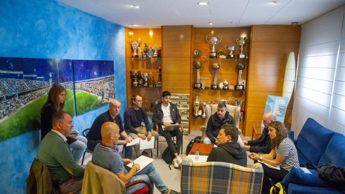 Un momento de la reunión técnica con FCF, Paeria y Lleida Esportiu, ayer en el Camp d'Esport.