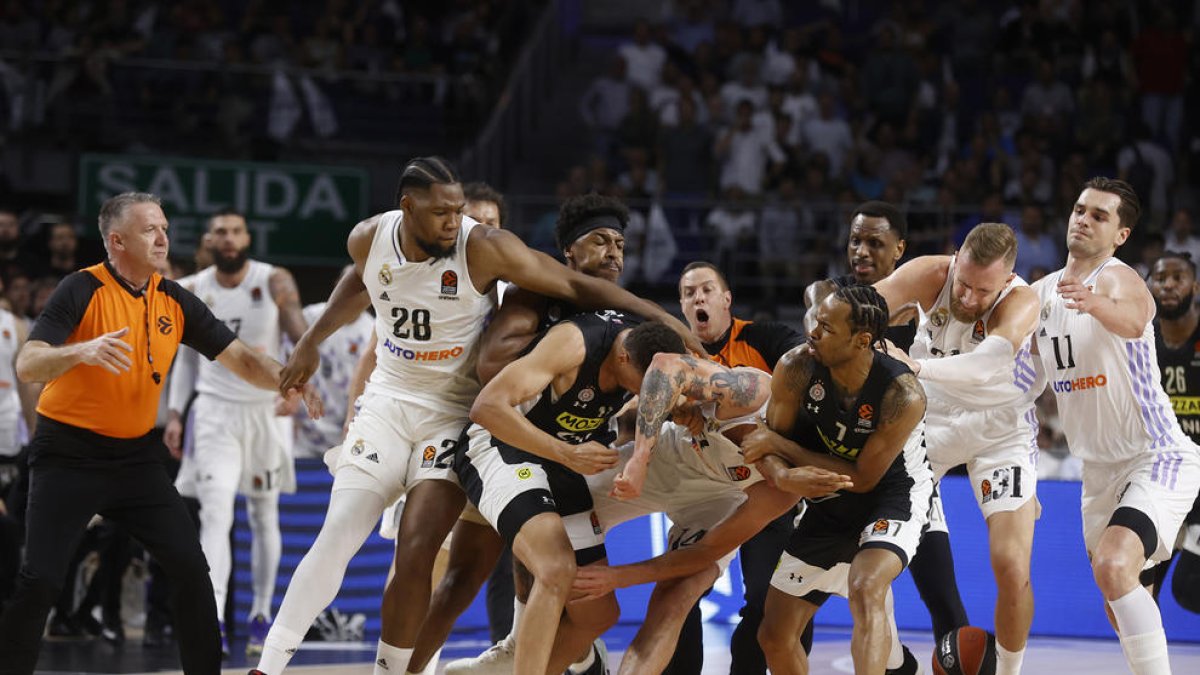 Cinc partits a Yabusele, 2 a Punter, un a Deck i Lessort i multa a clubs per la batalla campal del partit Madrid-Partizan