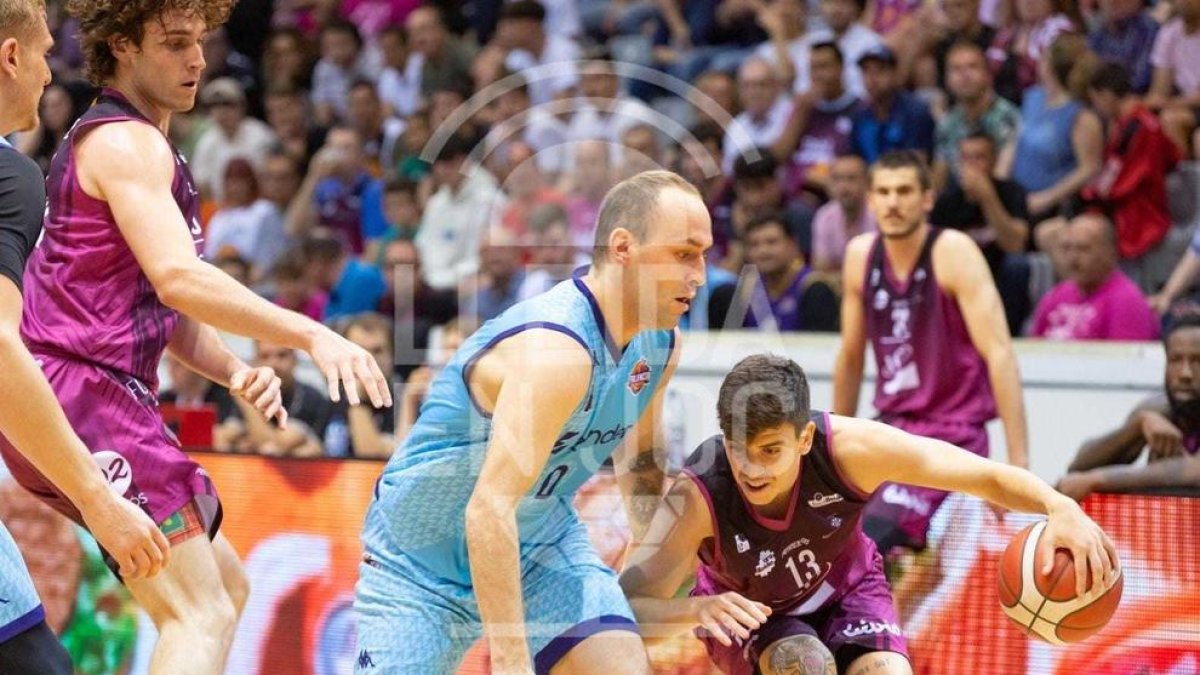 Jaume Lobo en una acció del partit d'avui