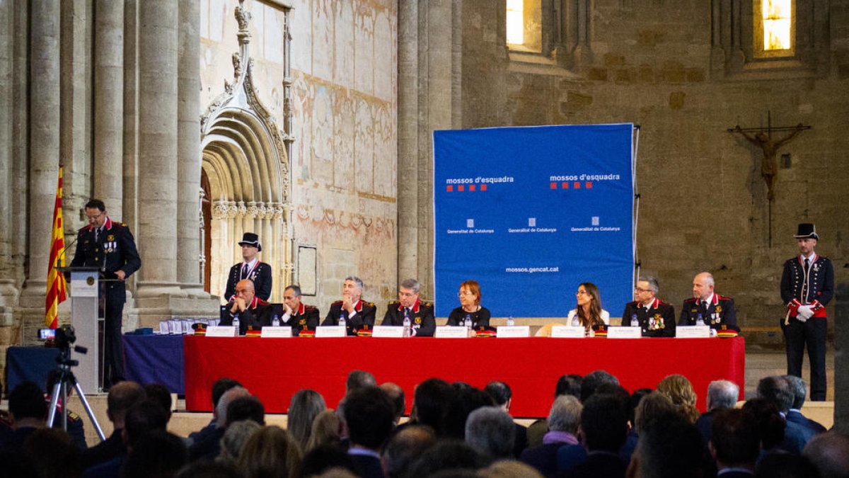 El comissari Josep Maria Estela, a l’esquerra, durant la seua intervenció ahir a la Seu Vella amb motiu del Dia de les Esquadres.