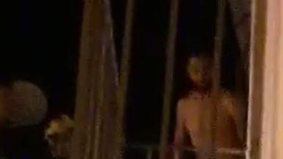 Capturas de un vídeo en el momento en el que el hombre saltó al balcón y cayó al vacío.