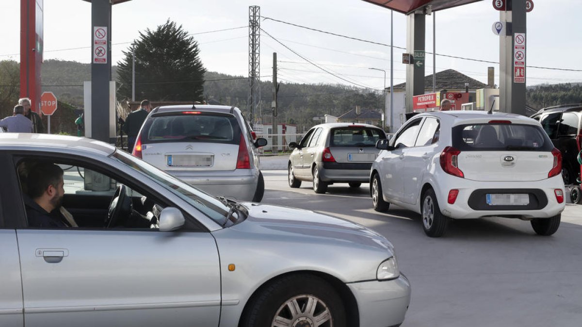 Els carburants, una altra vegada, són els responsables de la pujada de la inflació a l’abril.