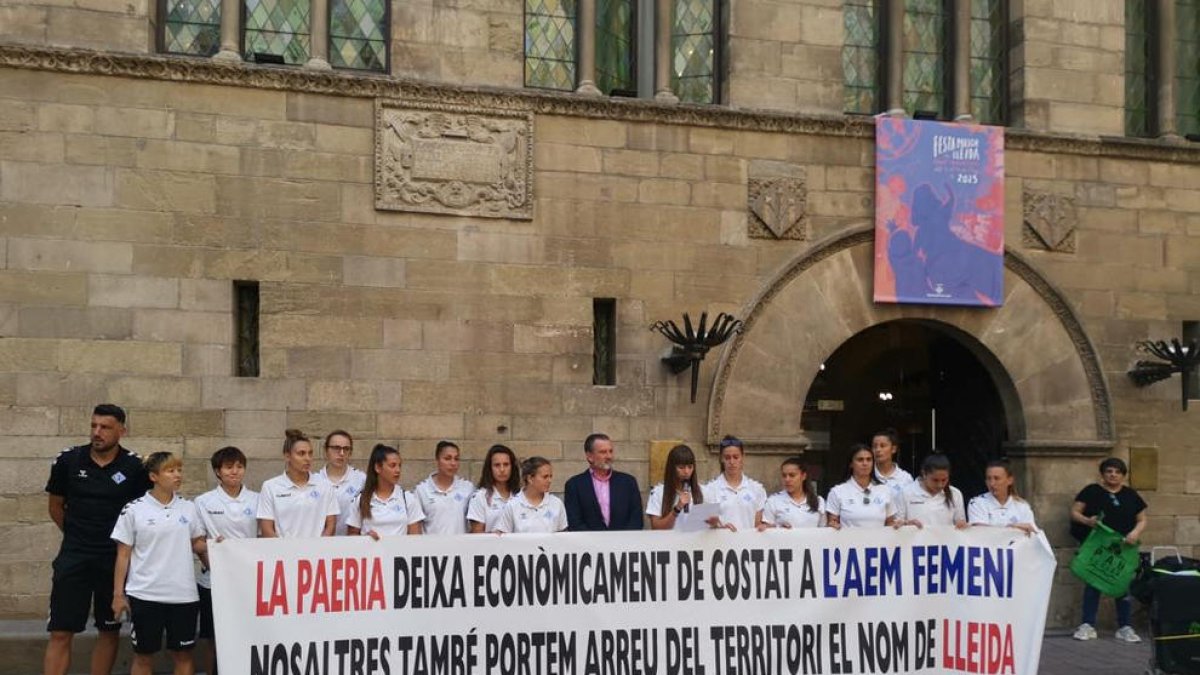 Una representación de la plantilla sostuvo la pancarta de protesta ante el ayuntamiento.
