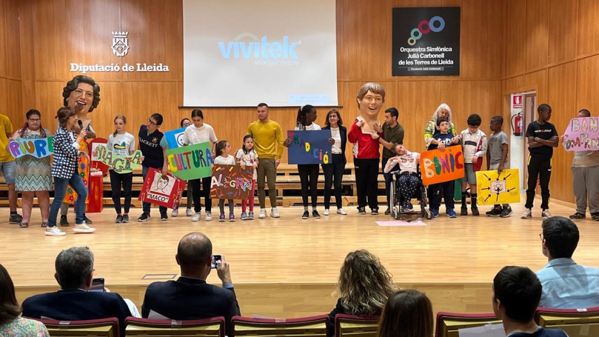 Las Escuelas Especiales Llar de Sant Josep bautizan a Pep, su segundo cabezudo