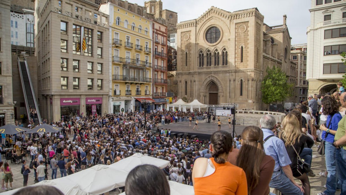 Actuación ayer de diferentes escuelas de danza en la plaza Sant Joan de Lleida.