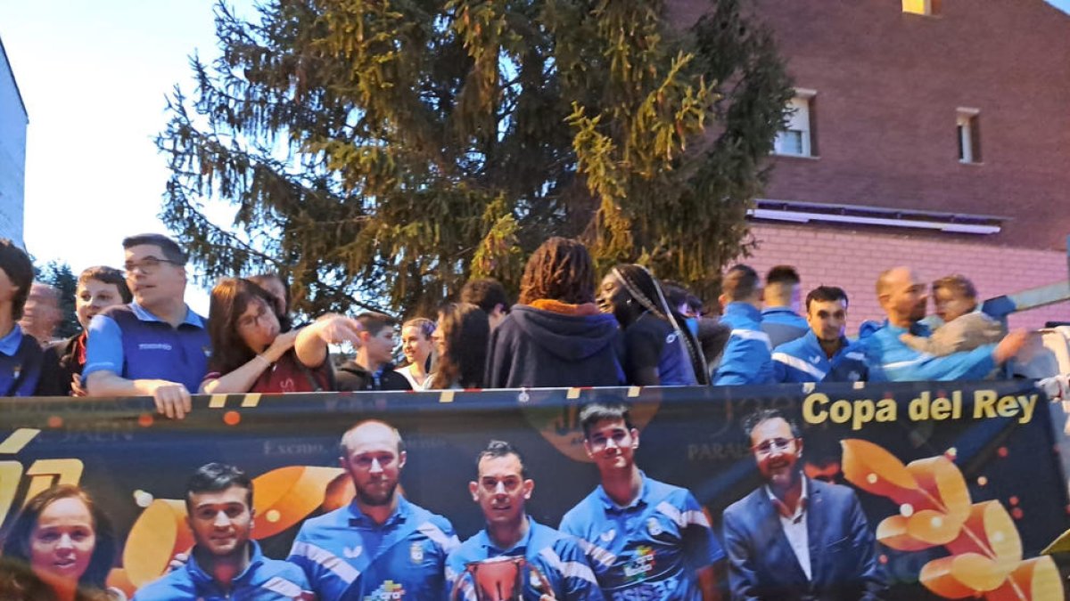 El vehículo con el que el Borges hizo la rúa iba decorado con un póster alusivo al título de Copa.