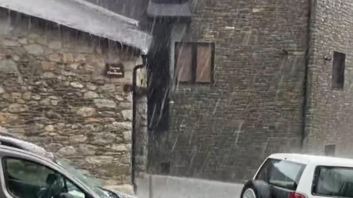 Lluvia y granizo, ayer en el pueblo de Espot.