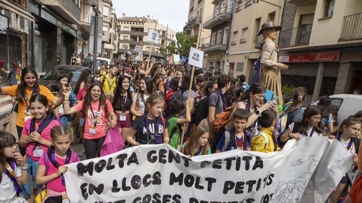 Un millar de ‘escoltes’ se manifestaron ayer por la tarde en Agramunt.
