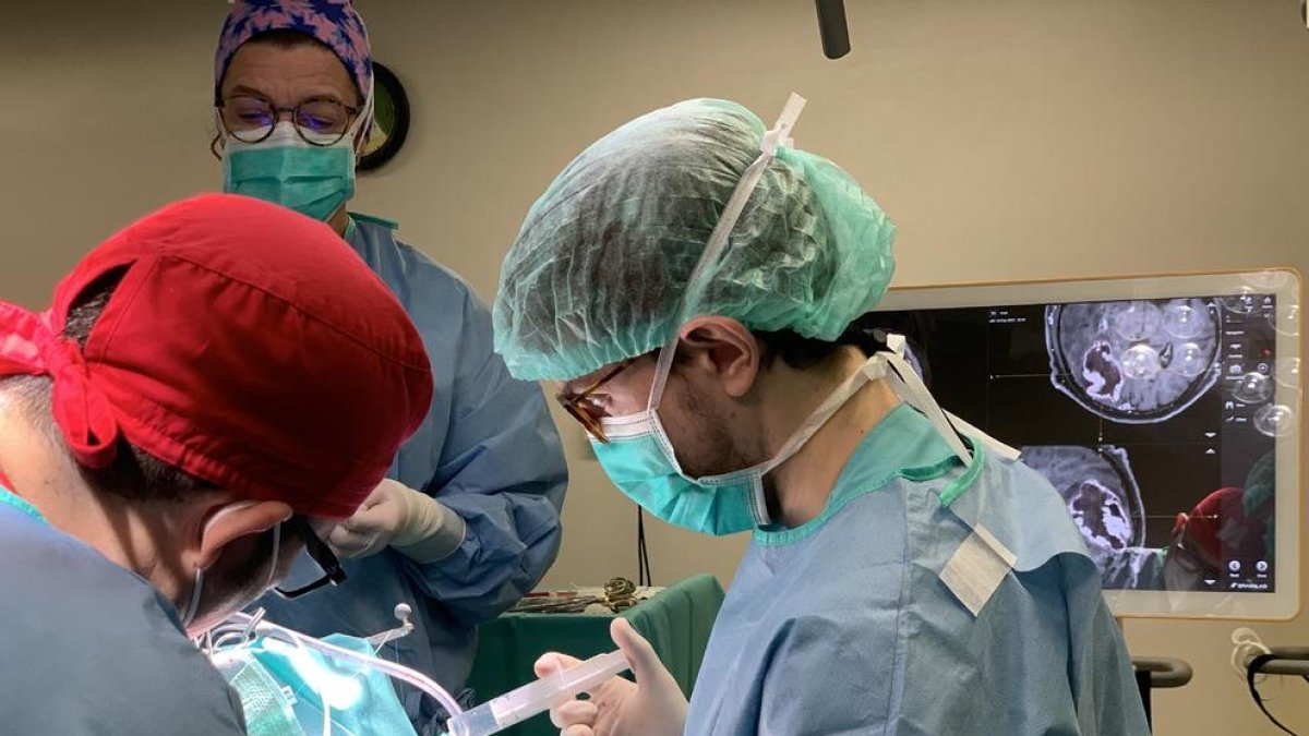 Imatge d’arxiu d’una intervenció quirúrgica a l’hospital Arnau de Vilanova.