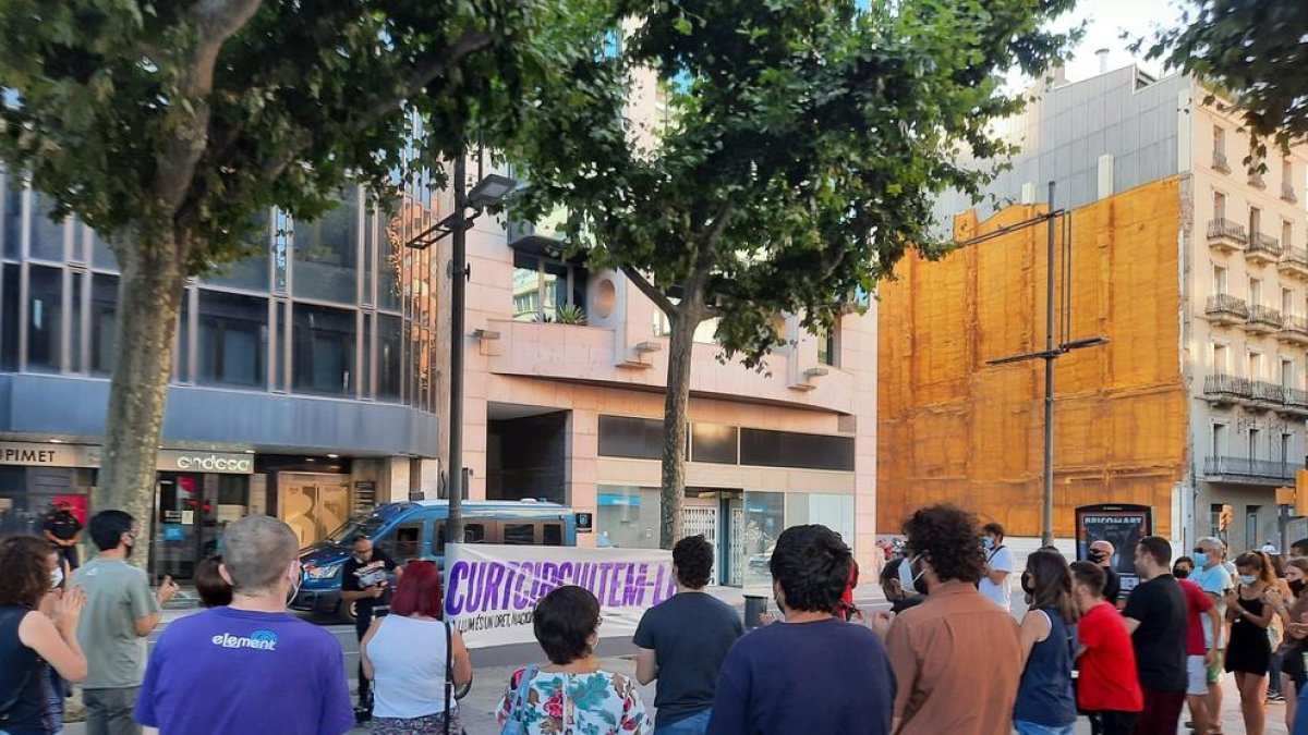 La concentración frente a la oficina de Endesa de Francesc Macià.