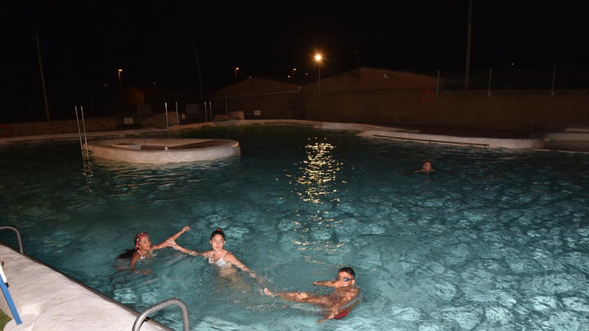 Banyistes nocturns ahir a les piscines de Belianes.