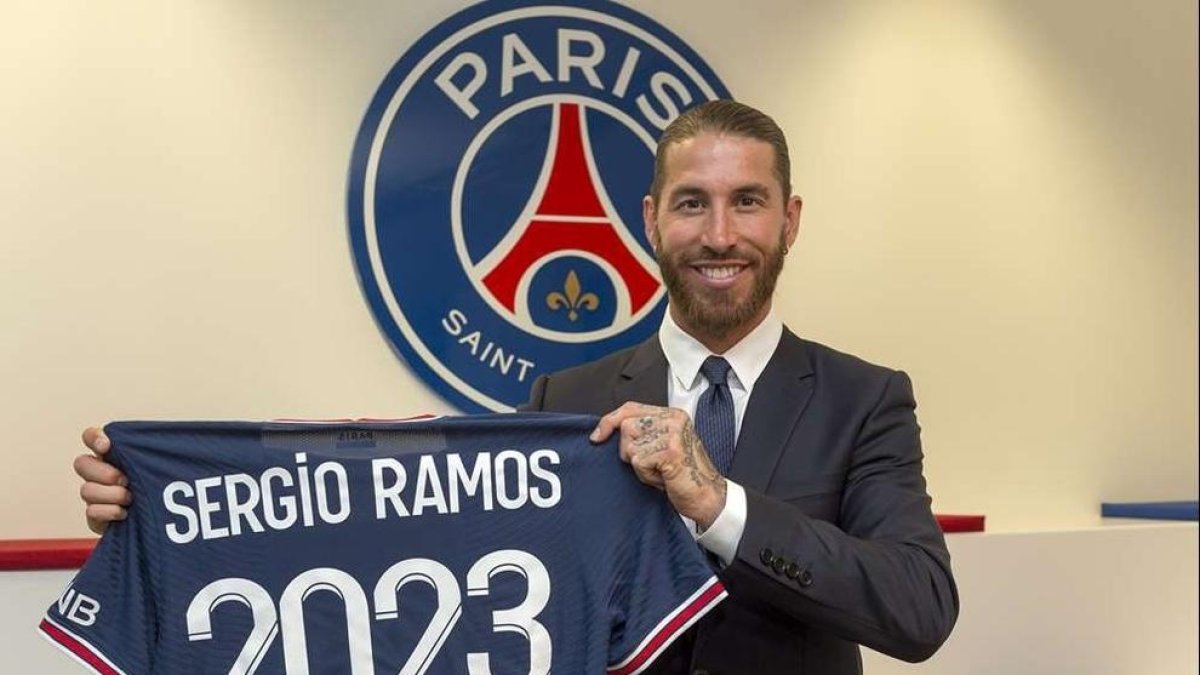 L’exmadridista va posar amb la nova samarreta del club parisenc.