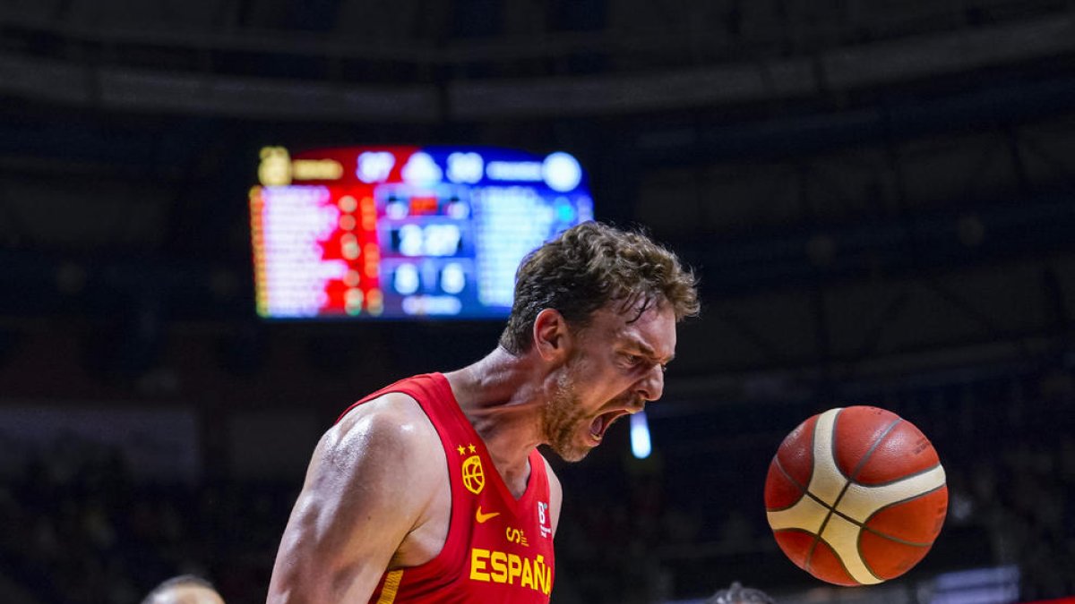 Pau Gasol, en una acción del partido de ayer en Málaga.