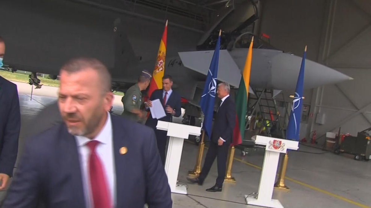 Una incursió aèria obliga a aturar una roda de premsa de Sánchez