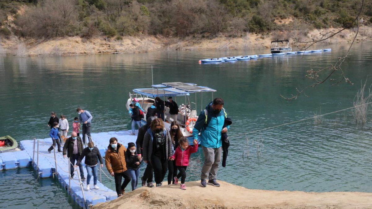 Imagen de archivo de turistas en Corçà en Semana Santa.