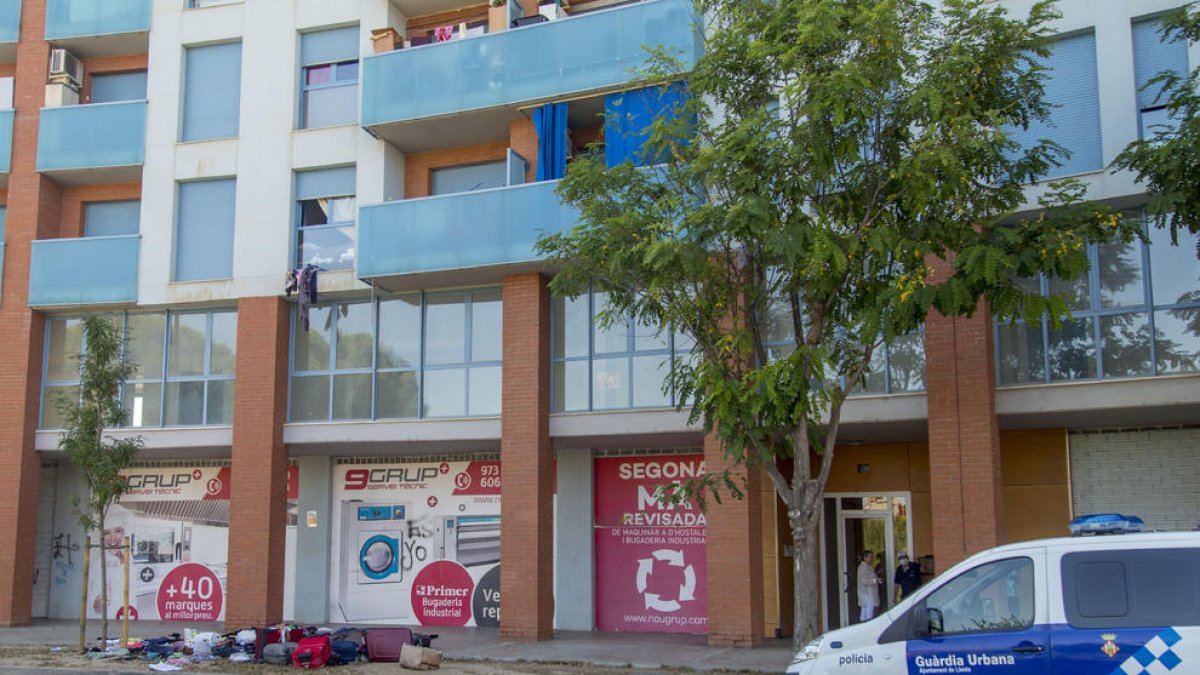 Les maletes que van llançar des d’un pis, en ple carrer.