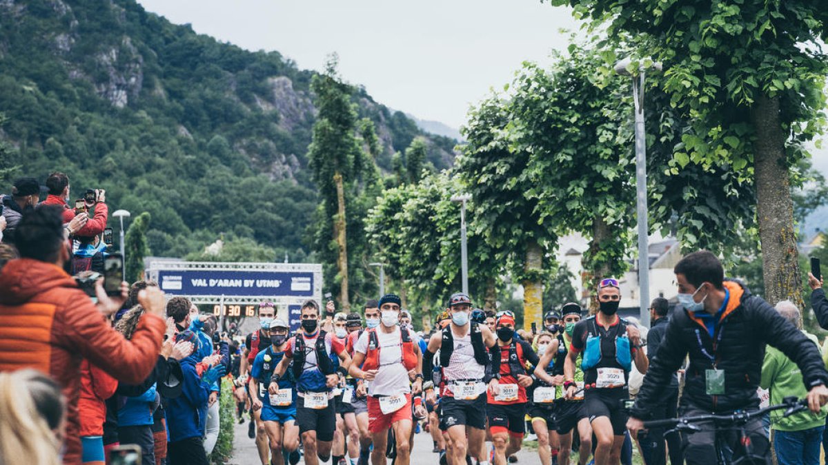 Un momento de la salida ayer por la mañana de la prueba de 105 kilómetros de la Val d’Aran by UTMB.