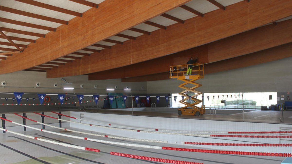 La piscina de Tàrrega, en una imagen durante las obras de mejora que se están llevando a cabo.