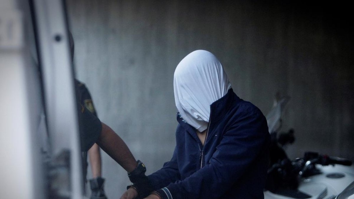 Un dels presumptes assassins a la sortida del jutjat.