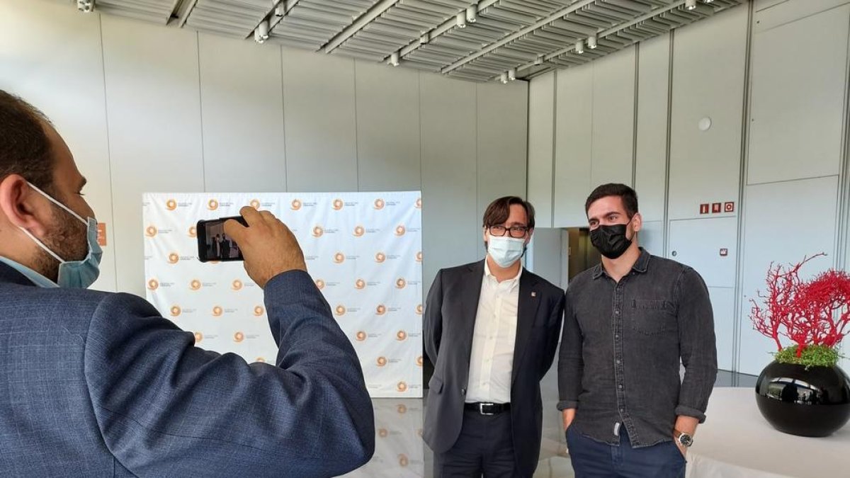 El líder del PSC, Salvador Illa, ahir fent-se una fotografia amb un jove.