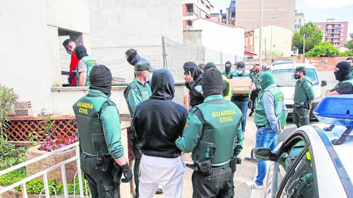 Moment en què diversos detinguts eren traslladats a un pàrquing per a un escorcoll.