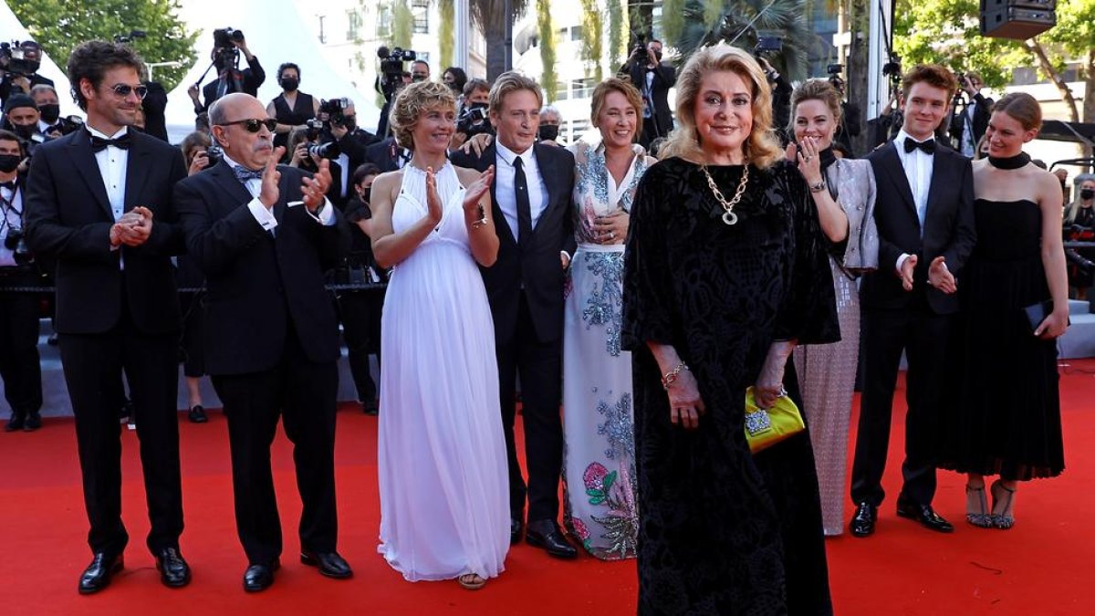 Catherine Deneuve fa la seua gran tornada a Cannes un any i mig després del seu ictus