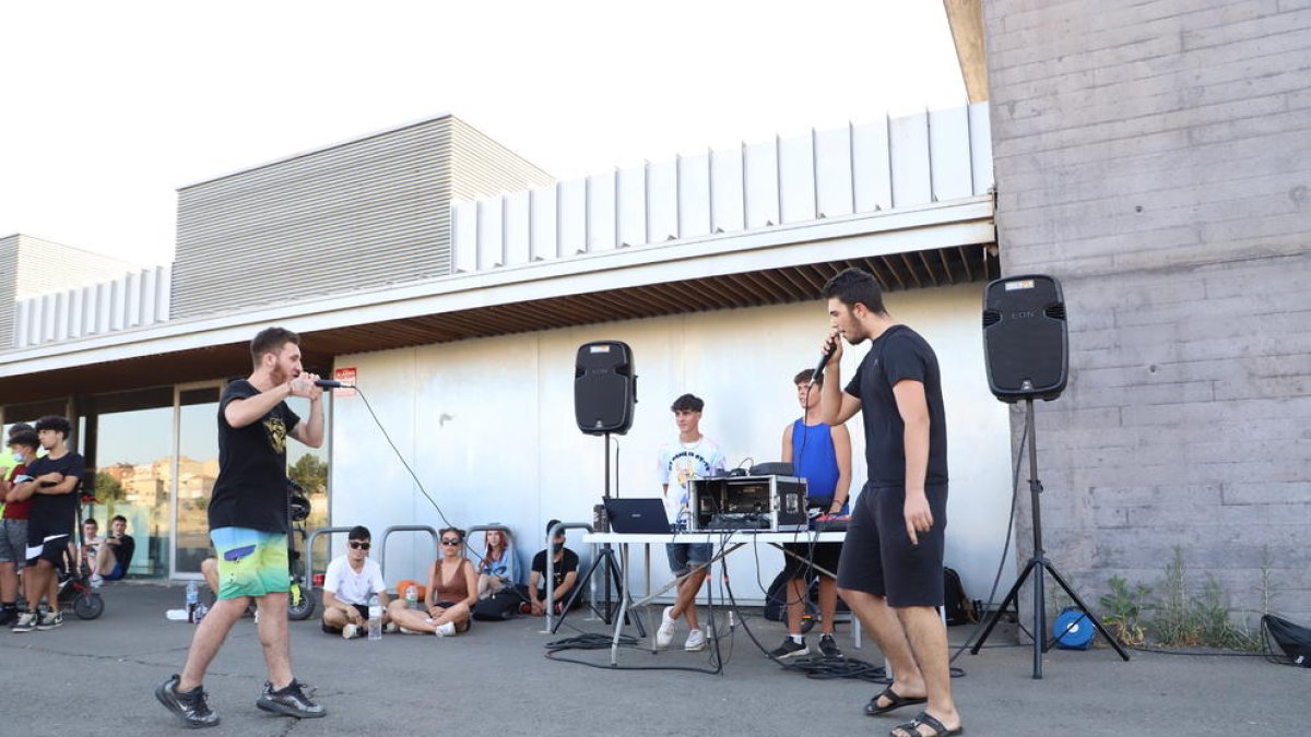 Unas cincuenta personas asistieron a la competición de rap ‘freestyle’, organizada por Freestyle Ckno y la asociación de vecinos del Secà.