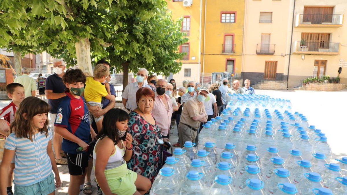 Imagen del reparto de garrafas de agua que llevó a cabo ayer el ayuntamiento de Bovera.