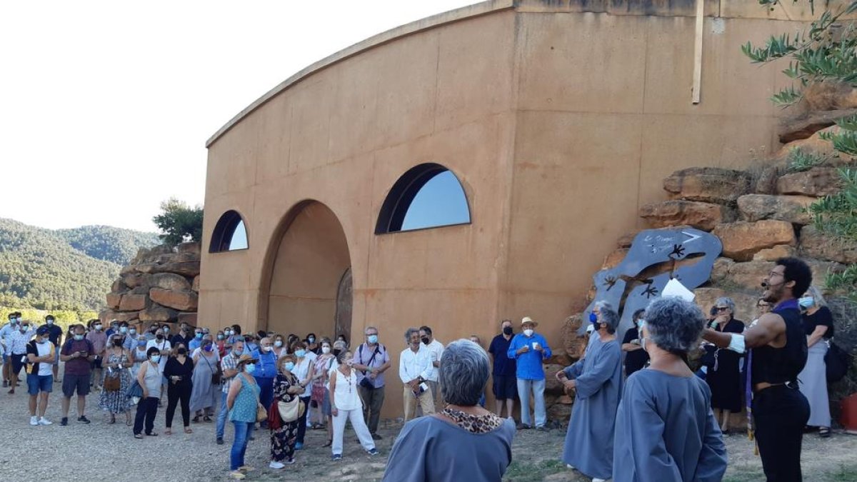 Salida de la procesión irreverente en recuerdo de Iago Pericot en la Vinya dels Artistes.