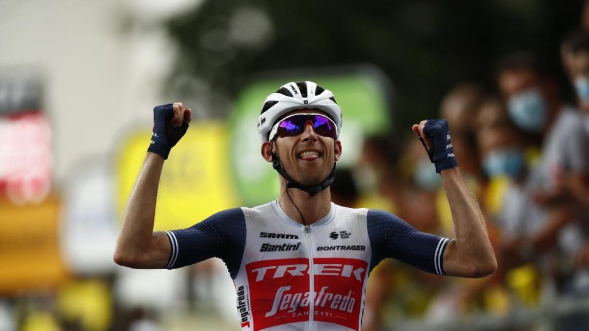 El holandés Bauke Mollema celebra su triunfo al entrar en la meta.
