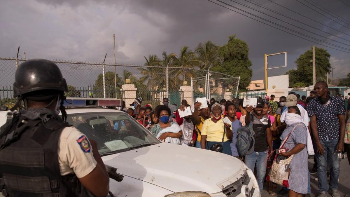 Centenars d’haitians demanen visats per fugir als EUA.