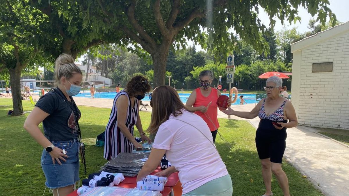 Cien piscinas de Lleida recaudan fondos contra la esclerosis múltiple