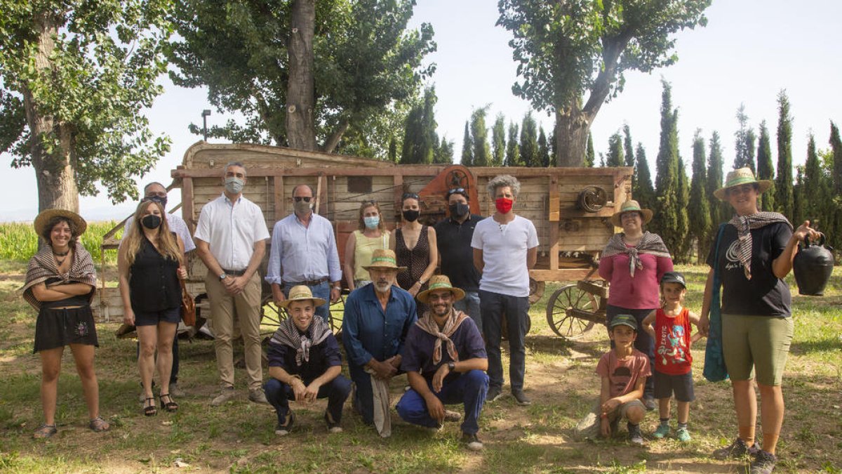 Foto amb la màquina de batre de la família de Lluís Companys que volen arreglar i busquen fons.