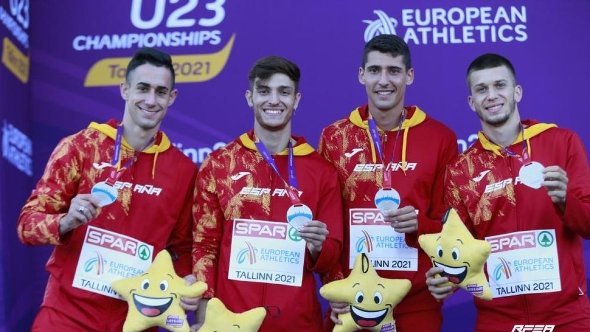 Arnau Monné, primer per la dreta, amb els seus companys lluint la medalla.