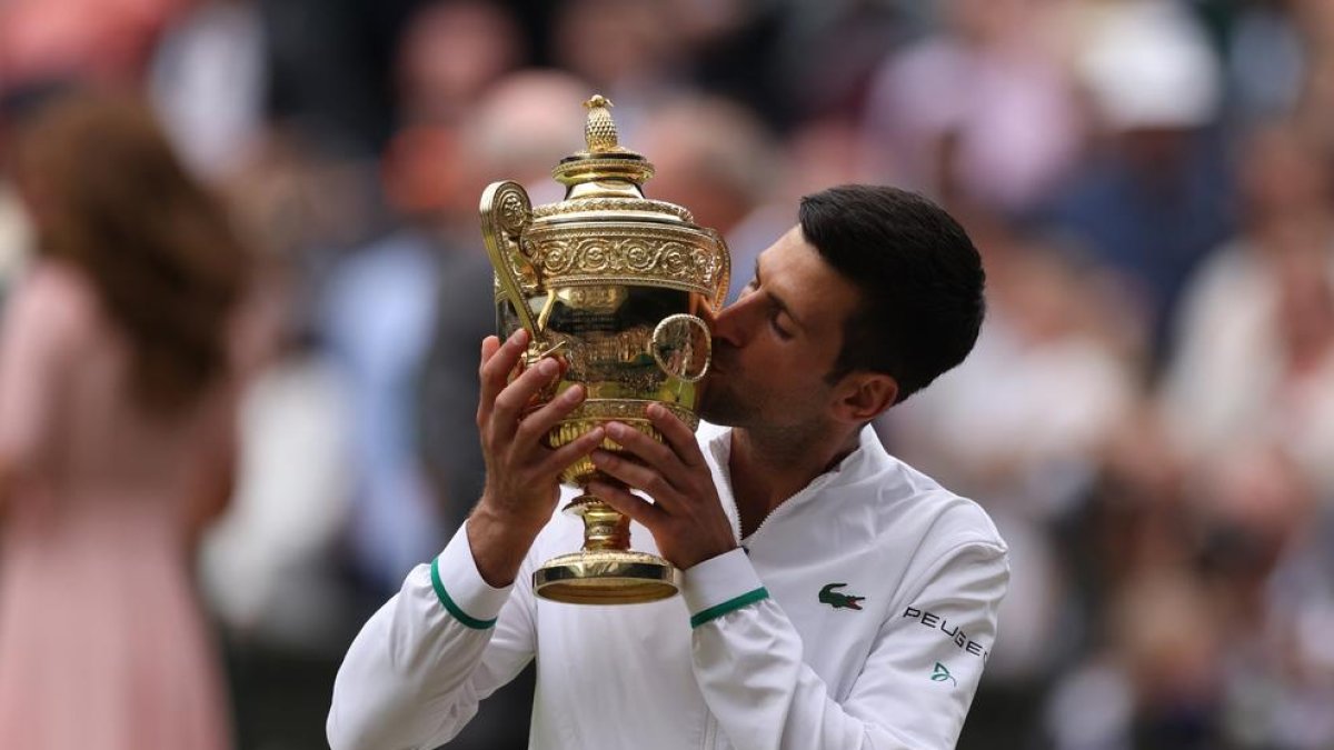 Novak Djokovic besa el trofeu del torneig de Wimbledon, que ha conquerit en sis ocasions.