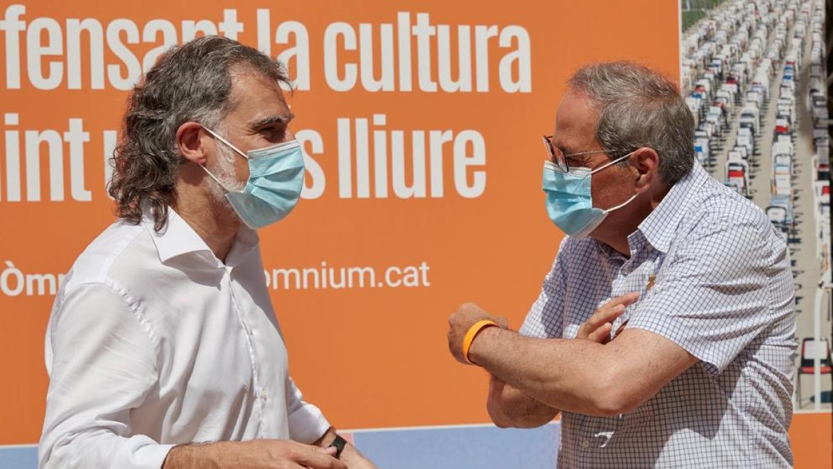 El president d’Òmnium, Jordi Cuixart, saludant l’expresident Quim Torra en l’acte d’ahir.