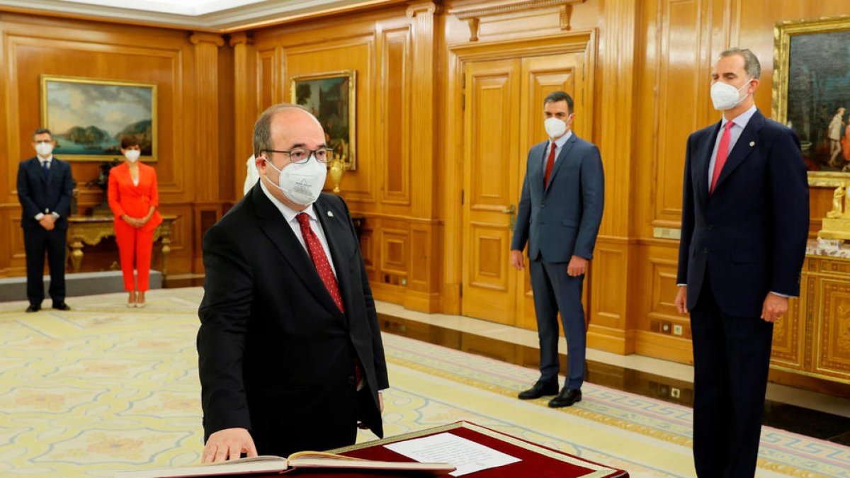 Raquel Sánchez toma posesión como ministra de Transportes, y Miquel Iceta como a titular de Cultura