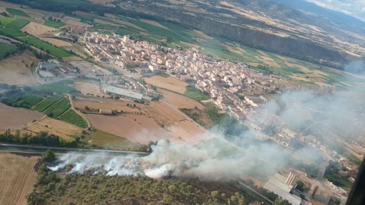 Vista aérea del fuego de ayer por la tarde en Artesa de Segre.