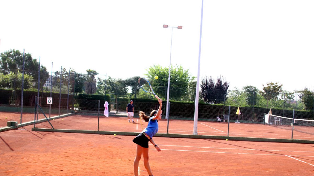 Anna Noguero, durante su partido de ayer en el CT Urgell.