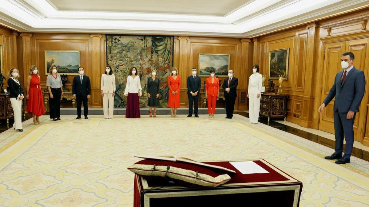 El presidente Pedro Sánchez junto a los miembros que conforman su nuevo equipo de Gobierno, durante el acto de toma de posesión ayer en el Palacio de La Zarzuela.
