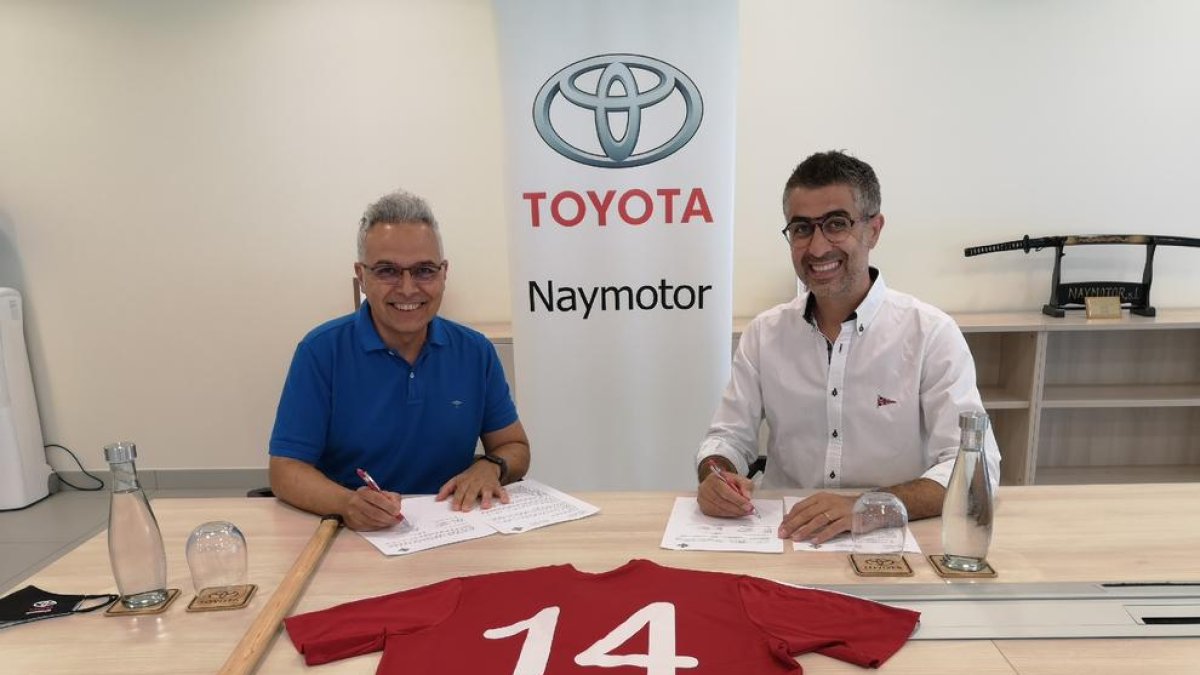 Toni Morato, de Naymotor, y Ricard Vizcarra, firmando el acuerdo.